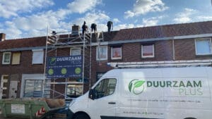 Een dakrenovatie wordt uitgevoerd door medewerkers van Duurzaam Plus