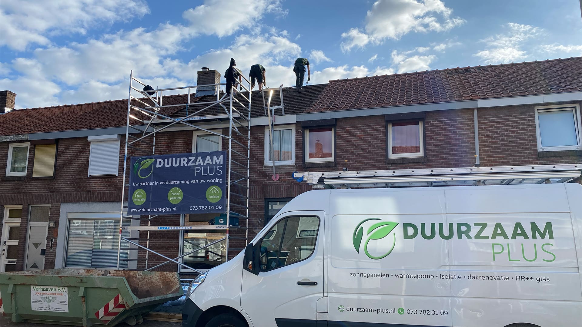 Een dakrenovatie wordt uitgevoerd door medewerkers van Duurzaam Plus