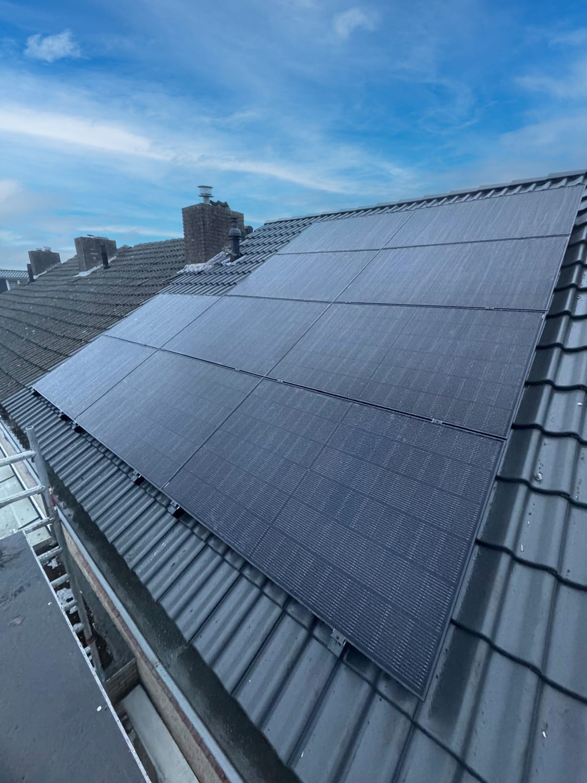 Het dak van een tevreden klant van Duurzaam Plus. Hier is een dakrenovatie, dakisolatie gedaan en zonnepanelen geplaatst.